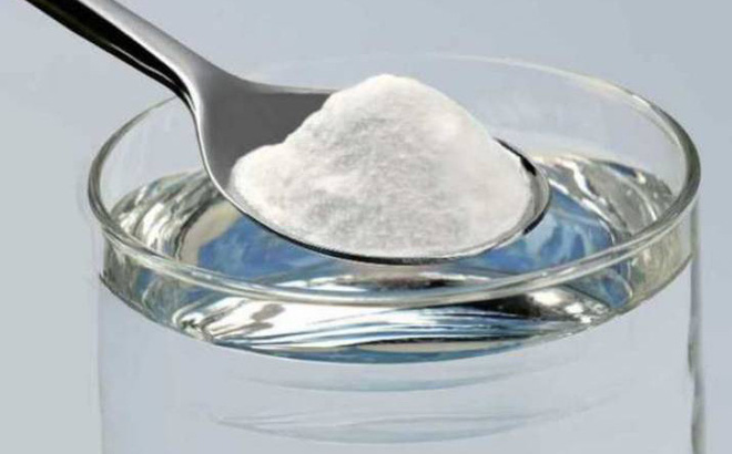 Không nên uống nước muối vào buổi sáng